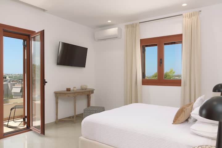 Ярките цветове и елегантният шик се съчетават в спалнята на първия  етаж. 