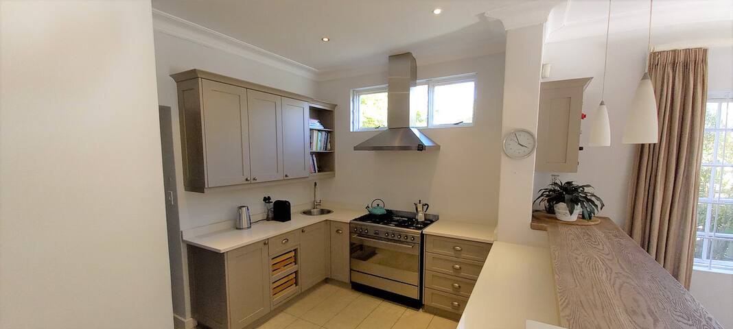 Family home with pool in Claremont gallery image 4