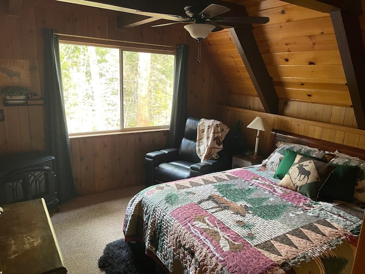 Dormitorio #1 Cama tamaño queen y televisión en la planta baja