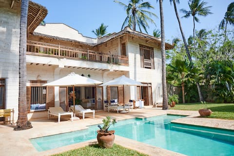 VillaTamu fully staffed between Ocean and creek