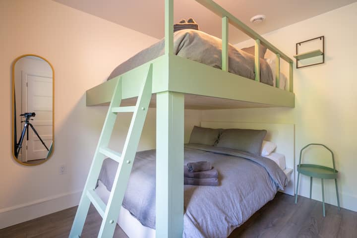 On the garden floor, you will find the 4th bedroom with the upstairs bed. It will be very popular with children. 