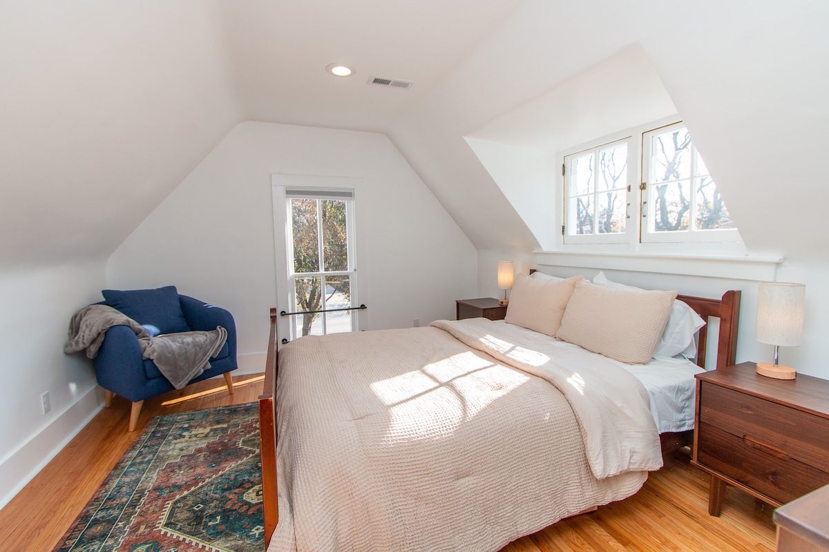 غرفة نوم شرقية بسرير بحجم كبير.