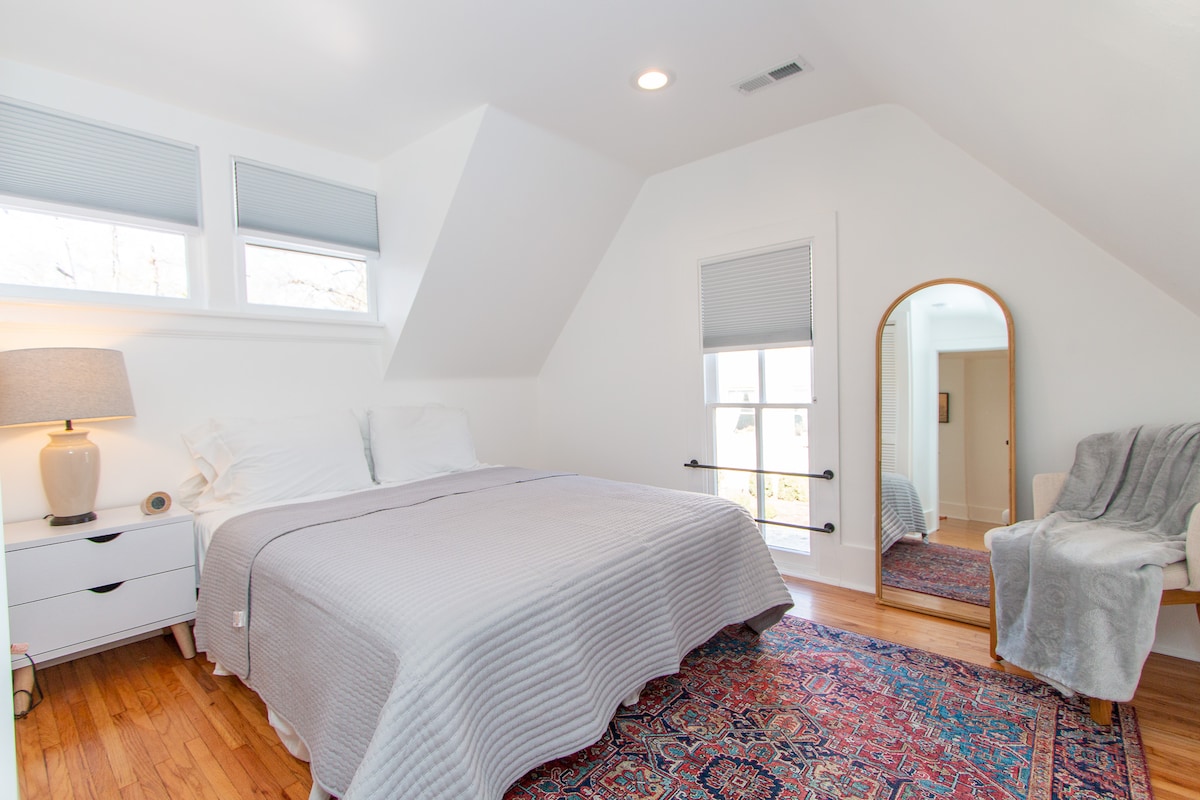 غرفة نوم شمالية بسرير كامل الحجم.