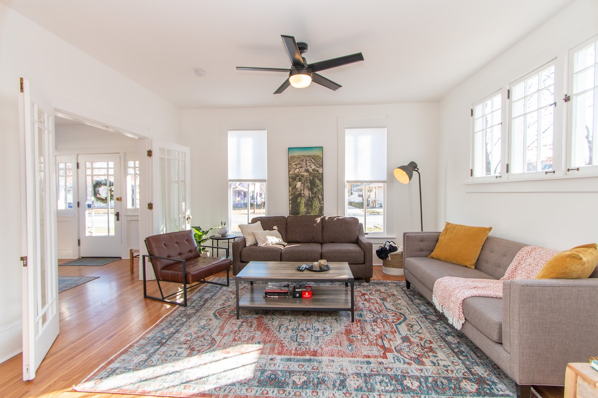 غرفة معيشة بها أريكة قابلة للسحب.