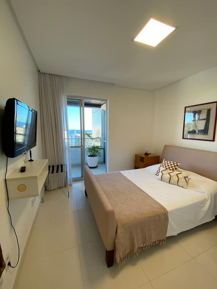 Dhomë me krevat dopio dhe ballkon.