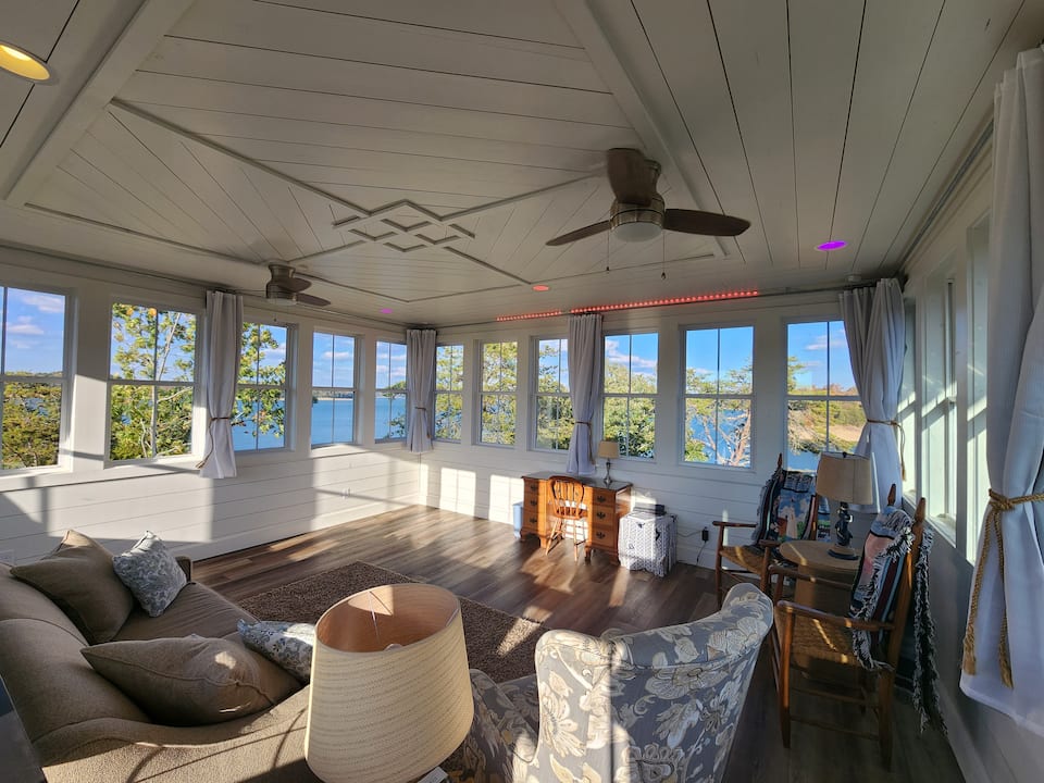 360° Lookout & Living Room
