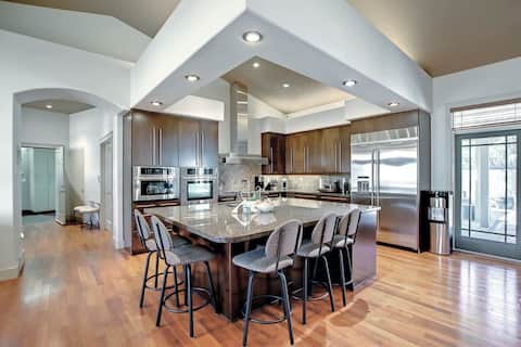 Coulee Estate | Hot Tub • Pool Table • Sleeps 10