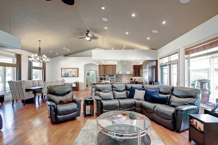Coulee Estate | Hot Tub • Pool Table • Sleeps 10 - Drumheller