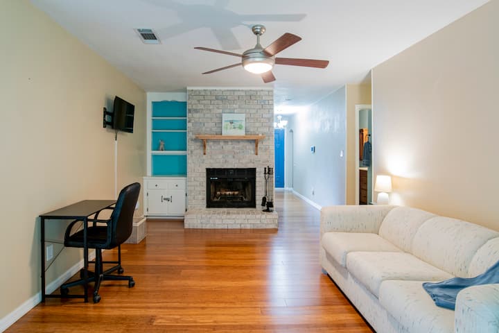 Il divano letto bianco si apre su un letto matrimoniale, non in una camera da letto privata. 