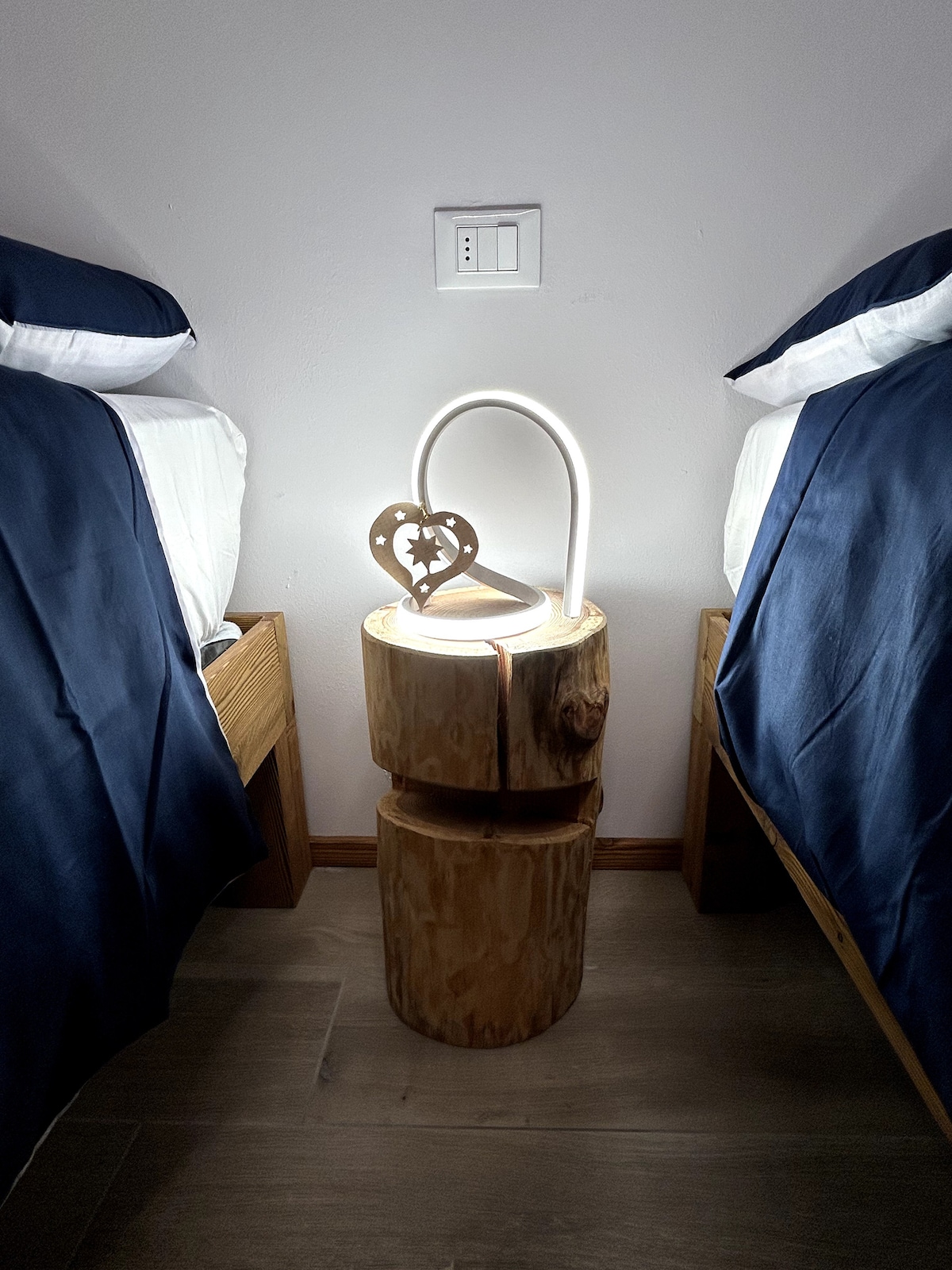 Dhomë gjumi me krevate tek që mund të kombinohen në një krevat dopio