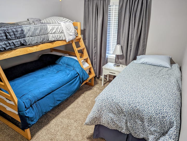 主楼层有3号卧室，配备双人上下铺床和单人床。