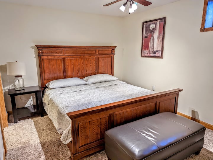 第四间卧室配备加大双人床，浴室配有喷射式浴缸/淋浴组合。

日光浴床和脚轮位于附带的额外房间。 