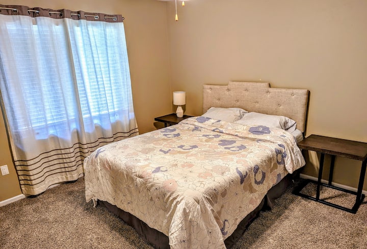 第三间卧室，主楼层配有标准双人床。 