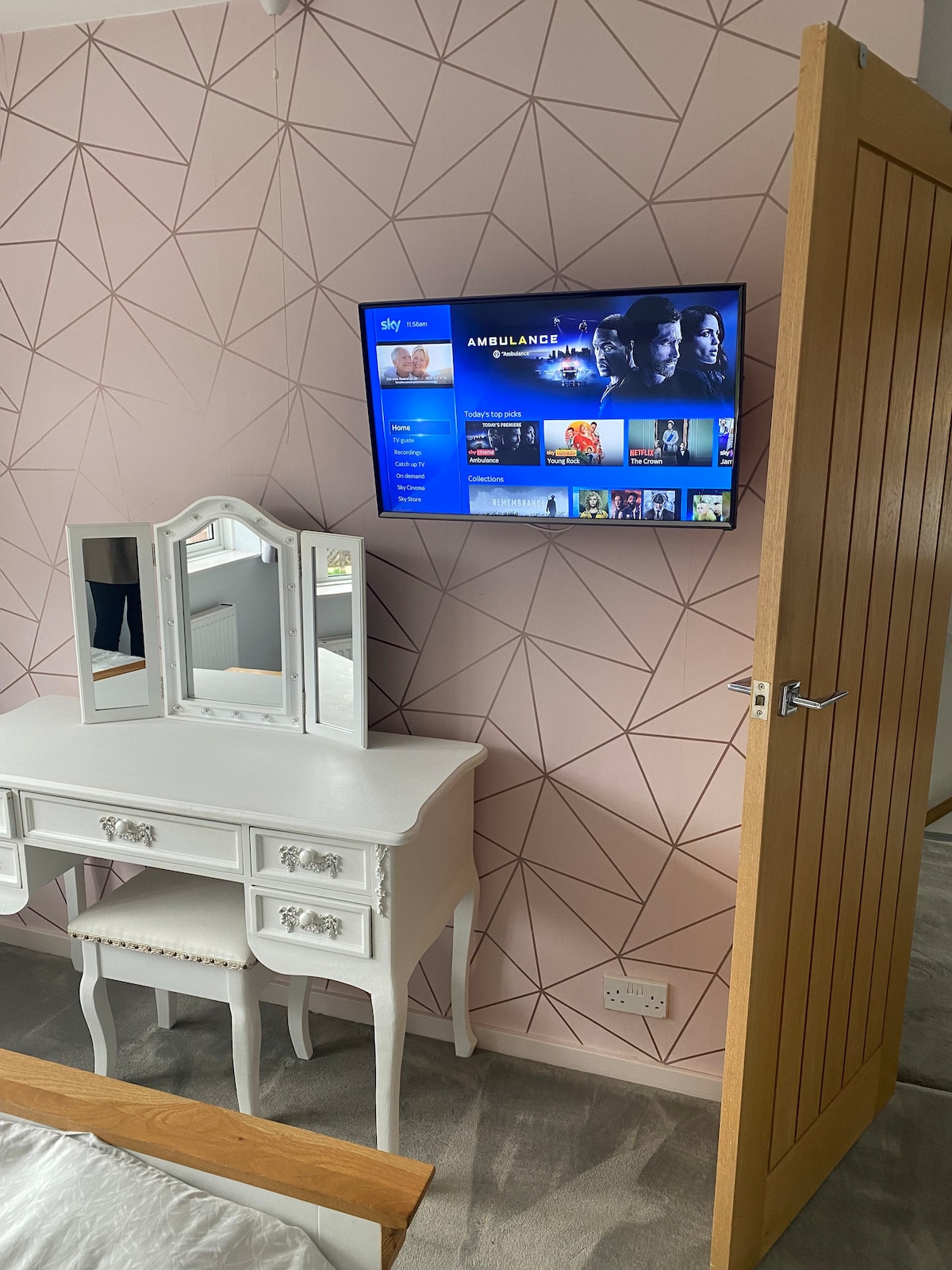 Телевизор во спалната соба 2 со Sky и Netflix