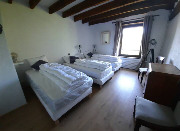 الغرفة التي تحتوي على 3 أسرّة مزدوجة