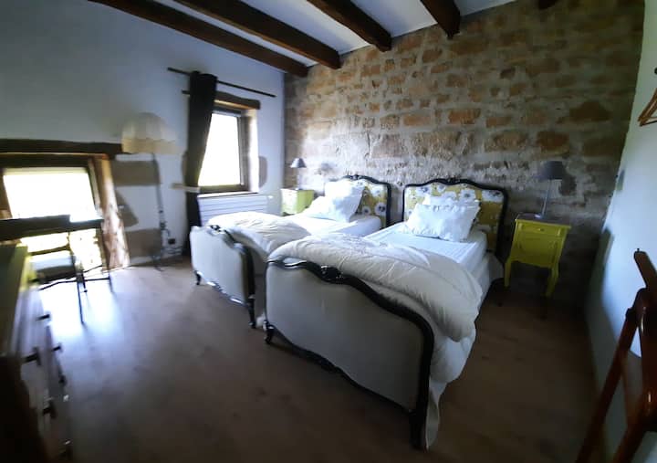 كما تسمى غرفة النوم الثالثة المكونة من سريرين صغيرين الغرفة الخضراء ذات الإطلالة على التلال الخشبية