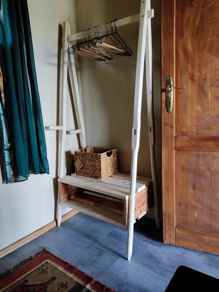 Percha para ropa hecha a mano para que puedas sentirte como en casa organizando aquí tus pertenencias.