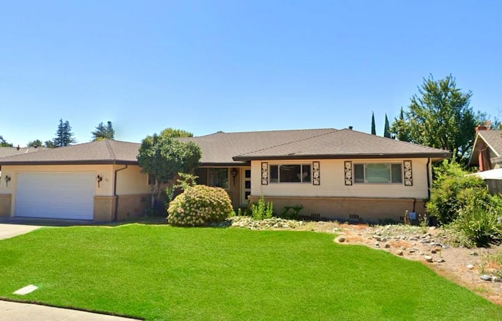 Large, Cheerful 2200' Home: 3-beds, 4 Baths - Sacramento, CA