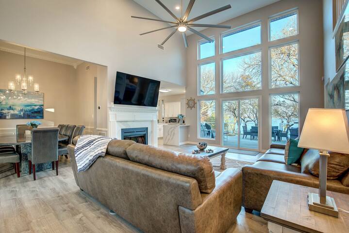 Modern Lake House 4 Bed 3 Bath Breathtaking Views gallery image 2