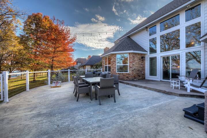 Modern Lake House 4 Bed 3 Bath Breathtaking Views gallery image 4