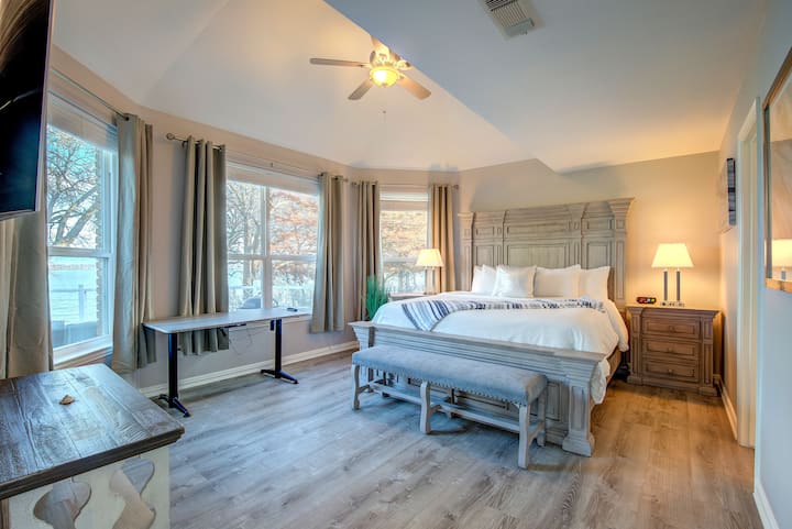 ห้องนอนหลักมีเตียงคิงไซส์พร้อมทีวีซัมซุง 4K จอโค้ง 65 นิ้วและห้องน้ำในตัวพร้อมอ่างอาบน้ำ โต๊ะทำงานปรับความสูงได้พร้อมวิวที่น่าทึ่ง!