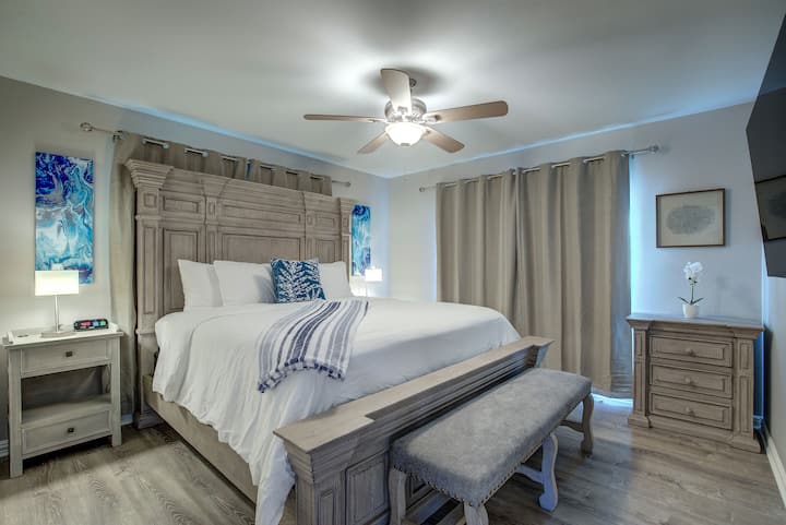 ห้องนอนคิงไซส์ชั้นบนพร้อมทีวีซัมซุง 4K ขนาด 55 นิ้ว!