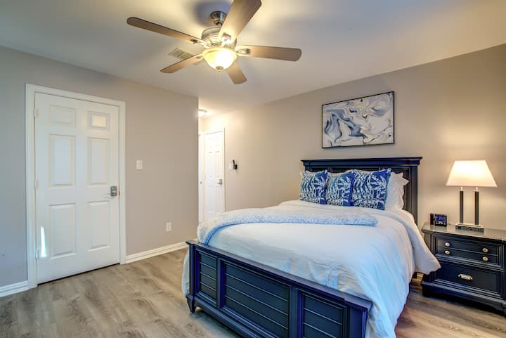 ชั้นล่างห้องนอนขนาดใหญ่พร้อมทีวีซัมซุงขนาด 42 นิ้ว!