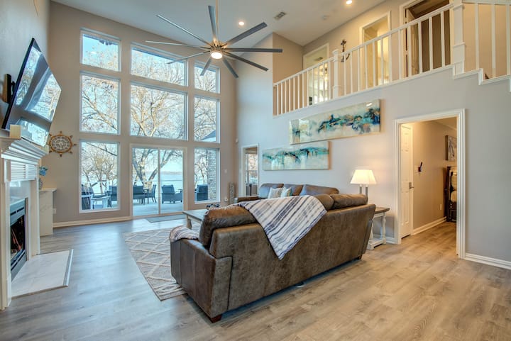 ห้องนั่งเล่นมีทีวีขนาด 65 นิ้วพร้อมเพลย์สเตชัน 5