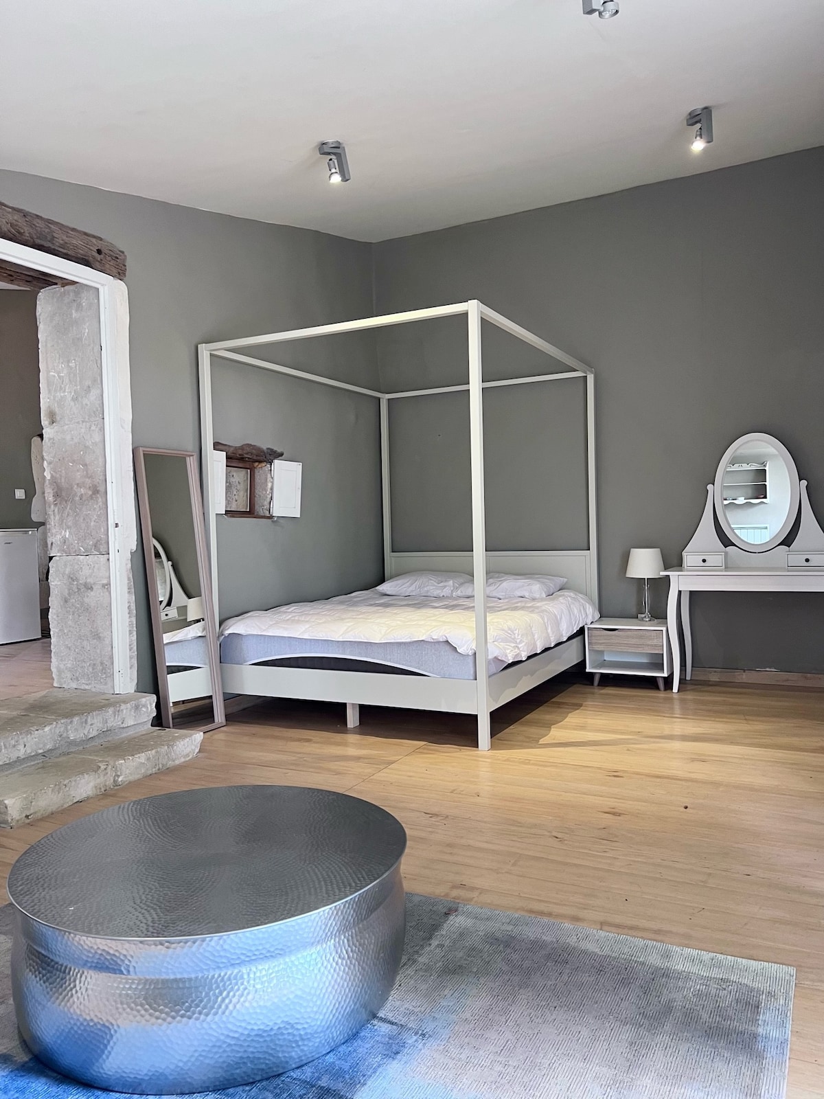 Посебната викендица со две соби и сопствена бања. Ова е главната спална соба со простор за седење, единечен кауч на спуштање и двоен кревет со четири постери. Двојните врати се отвораат кон дворот. Просторот е прекрасен.