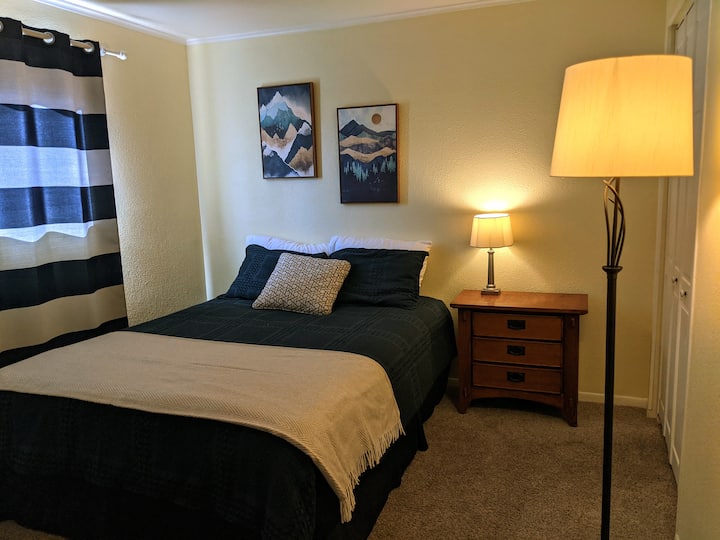 标准双人床卧室主楼层