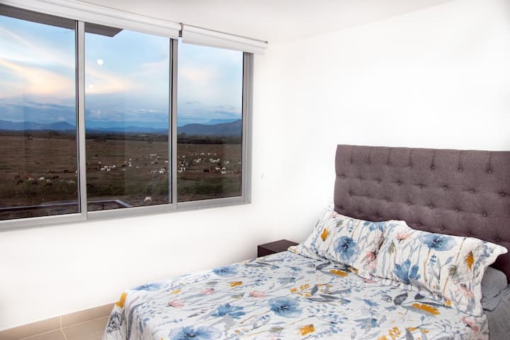 Alcoba principal, nada mejor que despertar con una hermosa vista y el sonido del campo