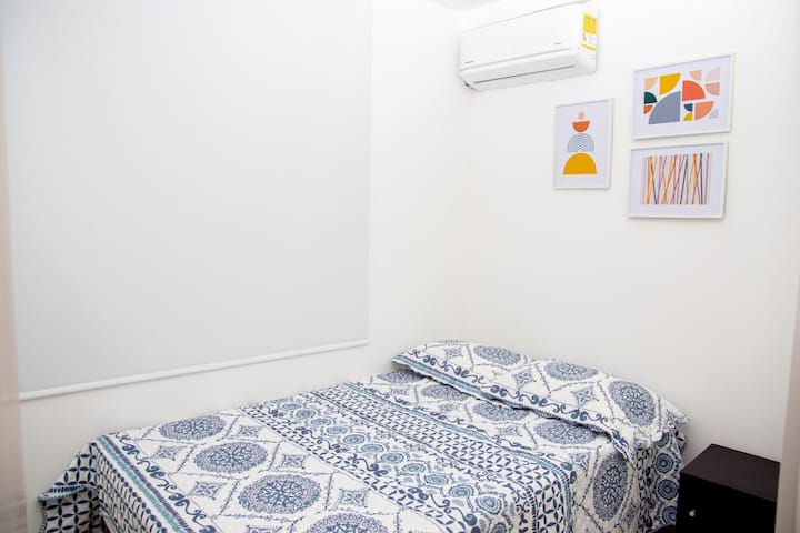 Cuarto con cama semidoble y aire acondicionado