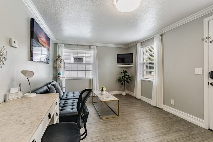 2br Tampa Retreat | Prime Location + Private Patio - Tampa Airport (TPA)