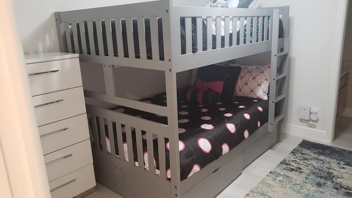 La troisième chambre dispose d'un lit superposé complet qui peut accueillir confortablement quatre personnes.  Il y a une salle de bains plus attenante avec toilettes et lavabo, commode haute, télévision , station de jeu et beaucoup de rangements sous les lits superposés.