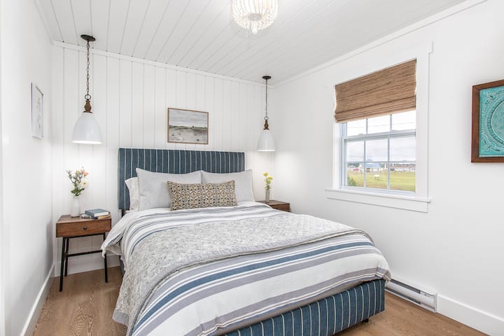 חדר השינה השני כולל מיטת קווין סייז חדשה, מזרן קטיפתי חדש לגמרי ומצעים תואמים.  שני אורות תליון תלויים מעל השולחנות שליד המיטה משלימים את המקום הזה.