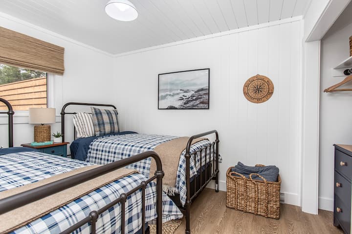 חדר שינה שלישי כולל שתי מיטות יחיד מברזל יצוק יפהפיות, ארון, שידה, תקע USB וחלון אחד שנפתח.  בכל מיטה יש מזרן קטיפתי חדש לגמרי ומצעים תואמים.