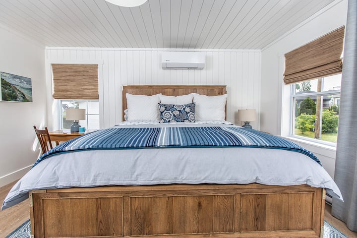 חדר שינה ראשי מרווח עם מיטת קינג סייז, חדר ארונות ואמבטיה צמודה עם מקלחת בעמידה.  בחדר הזה יש 2 חלונות שנפתחים, כמו גם דלתות פטיו למרפסת החדשה, ויש לו 'פיצול קטן משלו למיזוג אוויר/חימום, כנדרש.