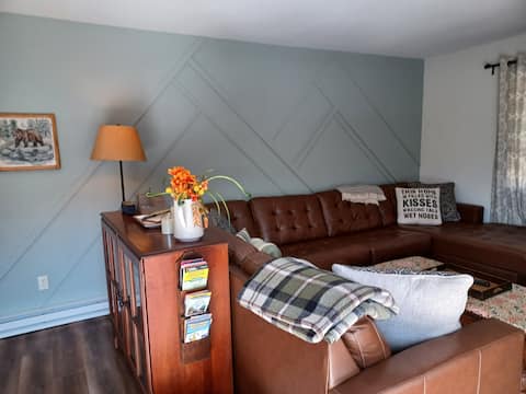 Popular Airbnb listing: Walnut Creek Retreat, Family & Pet Friendly Home in Highlands / Franklin
