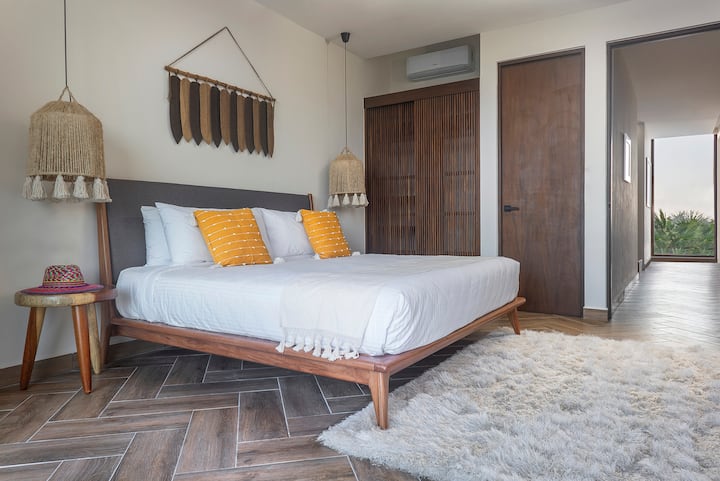 Hermosa habitación con una cama tamaño king, armario y aire acondicionado