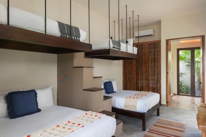 Habitación de diseño único, con dos camas dobles y dos camas individuales. Aire acondicionado y armarios en la habitación.
