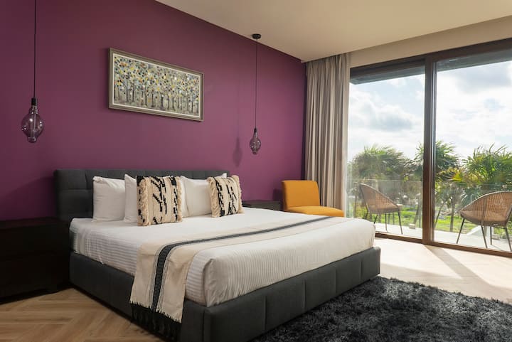 Habitación elegante con una cómoda cama tamaño king. Tiene balcón privado y una fantástica vista exterior.