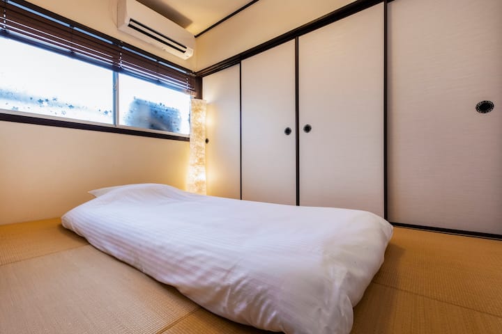 Chumba kimoja cha kulala cha tatami.