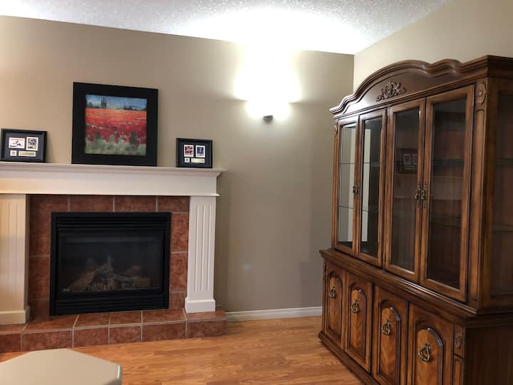 Beautiful Cozy 5 Bedrooms 3full Bath House - Grande Prairie