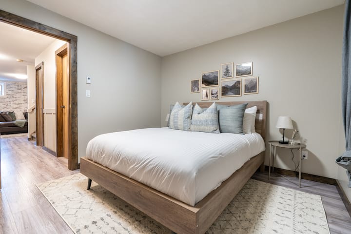 Lijepa spavaća soba spokojne veličine 150 - 179 cm prikladna za par koji će vam se pridružiti. 
