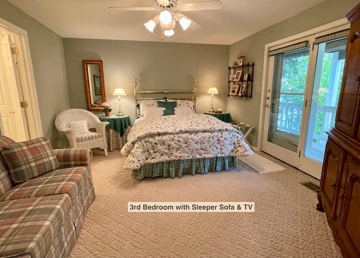 3e chambre avec canapé-lit et télévision