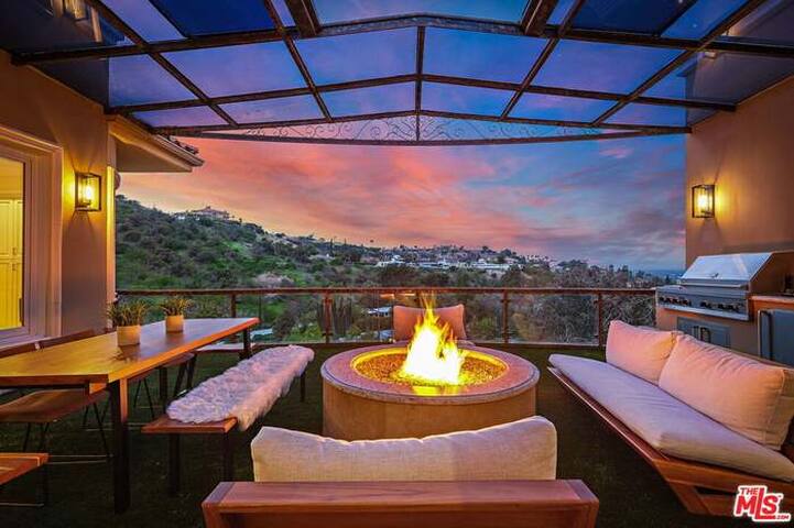 Mansion in the hills near Universal Studios! gallery image 2