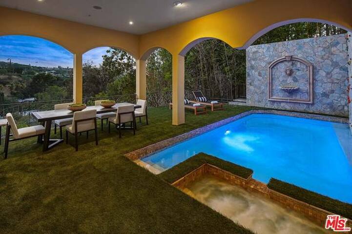 Mansion in the hills near Universal Studios! gallery image 3