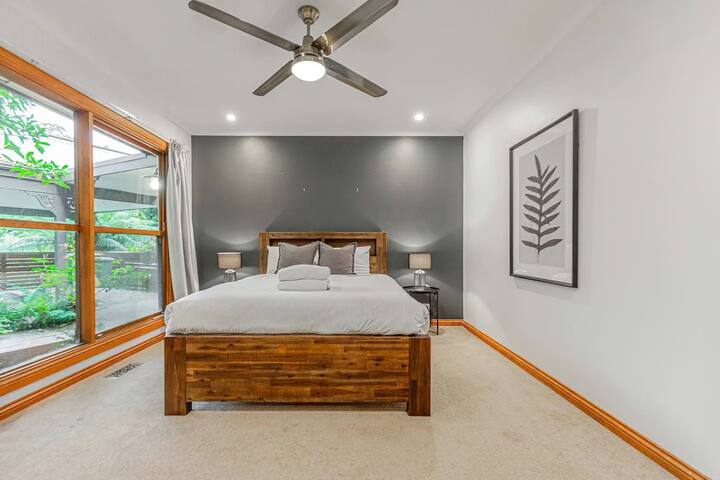 Tranquil 4 bed 2 bath Cottage + fire place gallery image 2