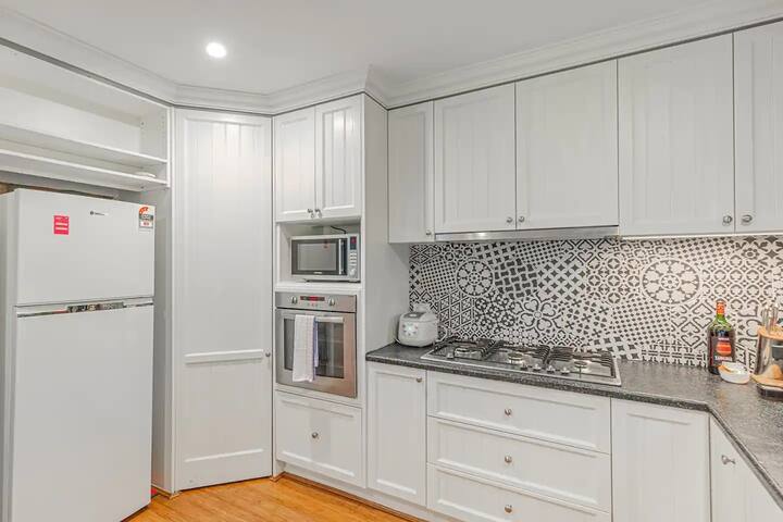 Tranquil 4 bed 2 bath Cottage + fire place gallery image 4