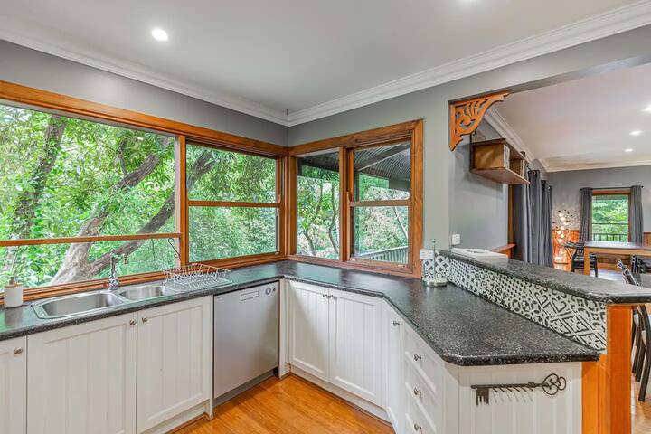 Tranquil 4 bed 2 bath Cottage + fire place gallery image 3